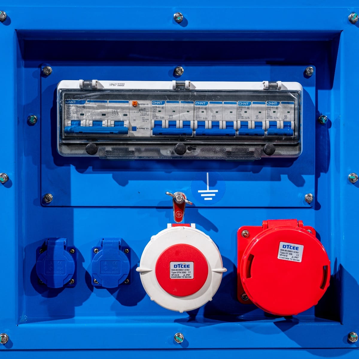 RX-100/125 Stage V Stromgenerator: Blick auf die Bedienelemente mit blauer Gehäusefarbe, Sicherungskästen und verschiedenen Steckdosen in Rot und Blau.