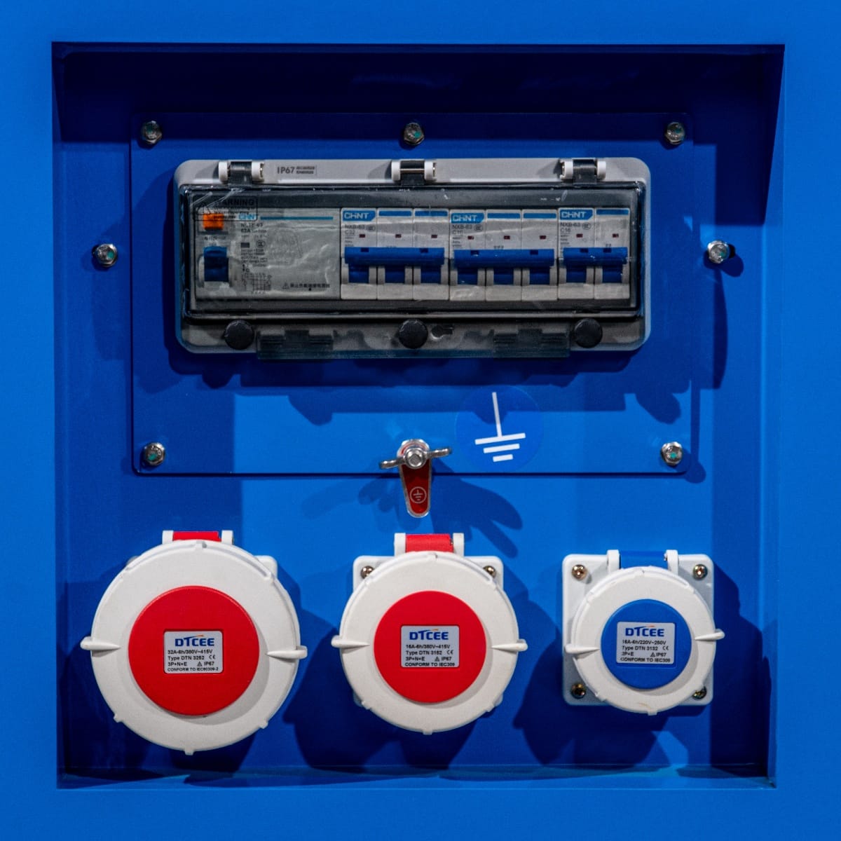 RX-80/100 Stage III Stromgenerator mit blauem Gehäuse, sichtbarem Schaltfeld und mehreren roten sowie weißen Anschlüssen für Stromversorgung.