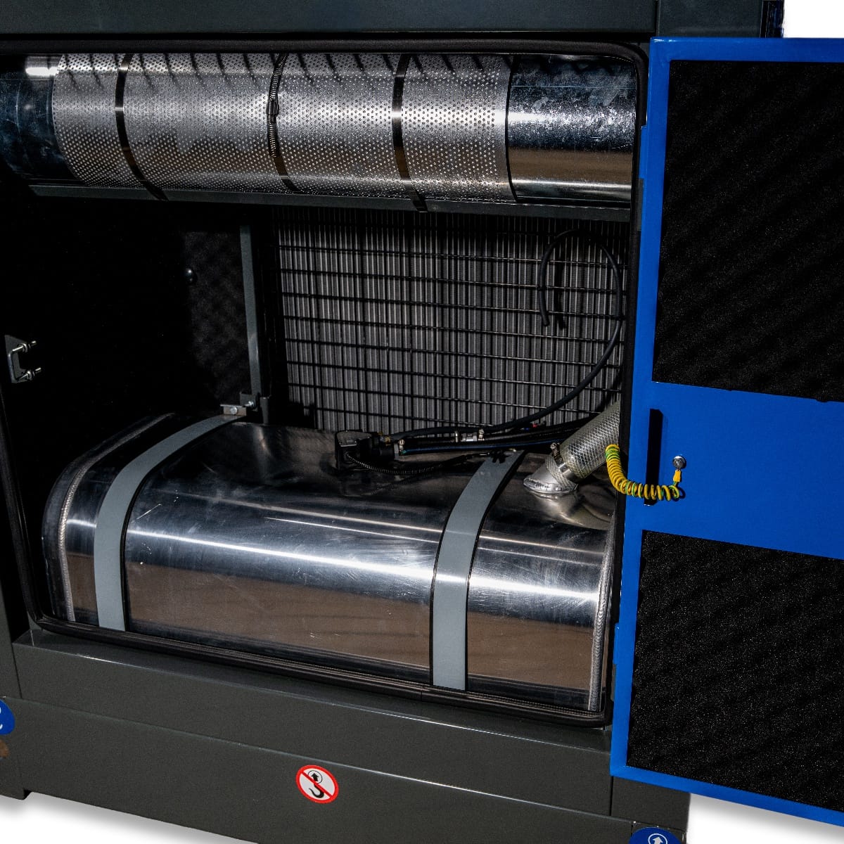RX-80/100 Stage III Stromgenerator mit offenem Gehäuse. Sichtbar sind der Tank aus Metall und der Abgaskrümmer. Blaue Tür und schwarze Innenauskleidung.