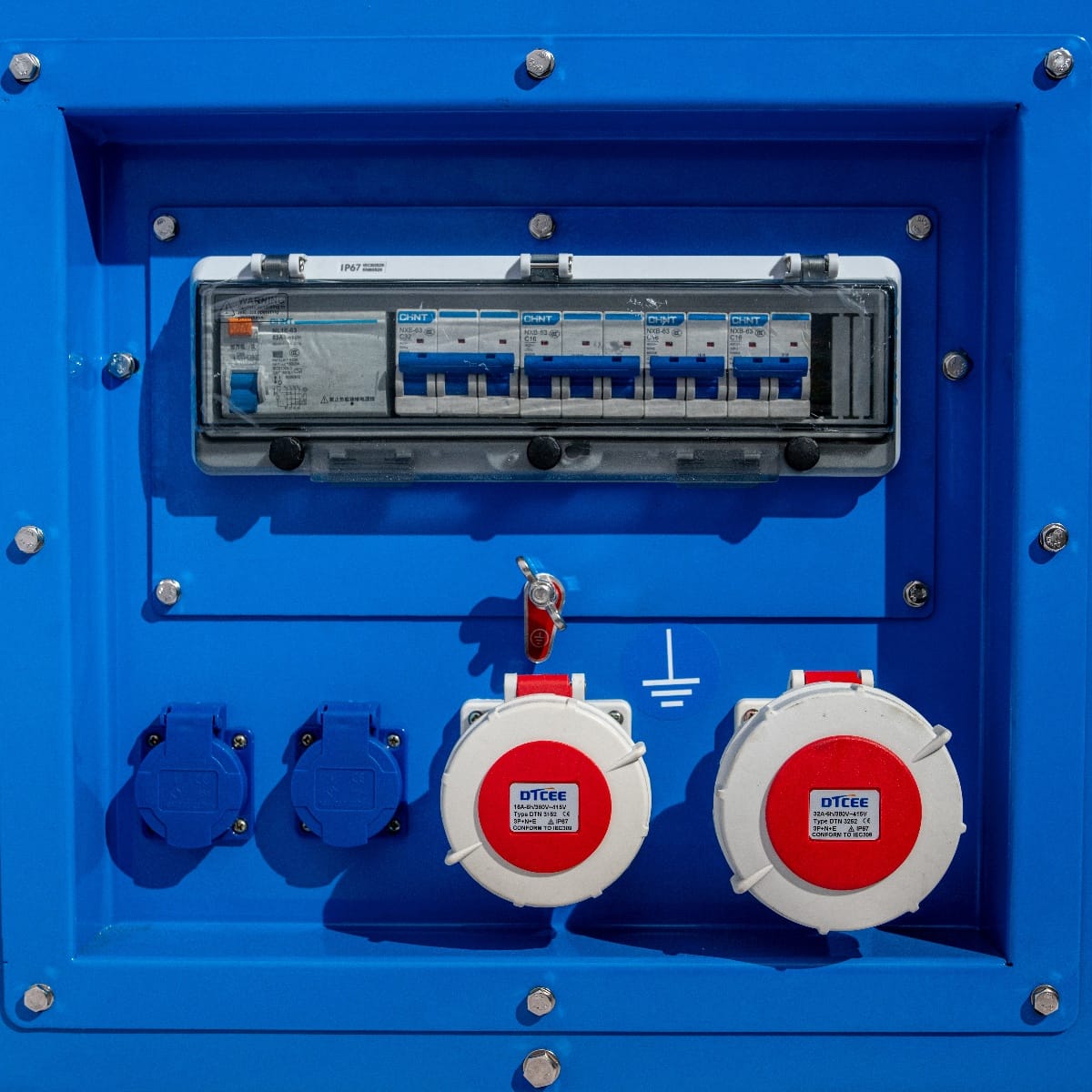RX-16/20 Stage V Stromgenerator mit blauer Gehäusefarbe, ausgestattet mit mehreren Stromanschlüssen und einem Sicherungskasten für optimale Stromverteilung.