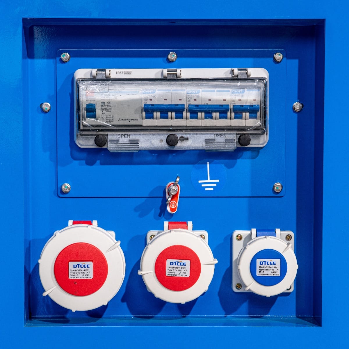 RX-40/50 Stage III Stromgenerator, blaue Bedienoberfläche mit einer Sicherungseinheit und drei Stromanschlüssen in rot und weiß.
