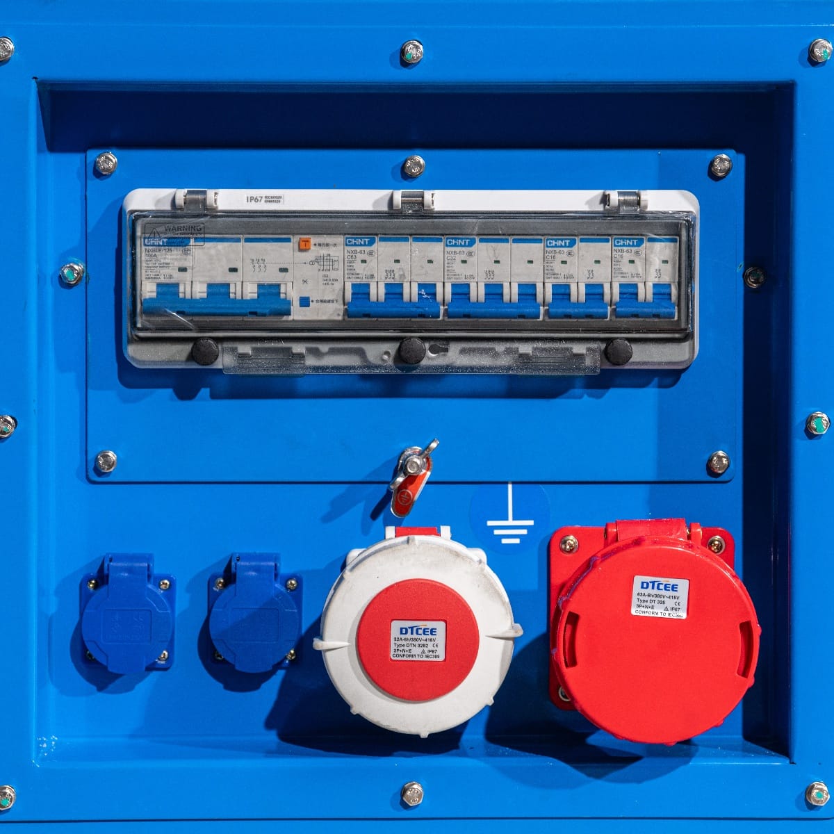 RX-50/62,5 Stage V Stromgenerator: Frontansicht mit blauer Gehäusefarbe, mehreren Anschlussdosen und einem Sicherungskasten.