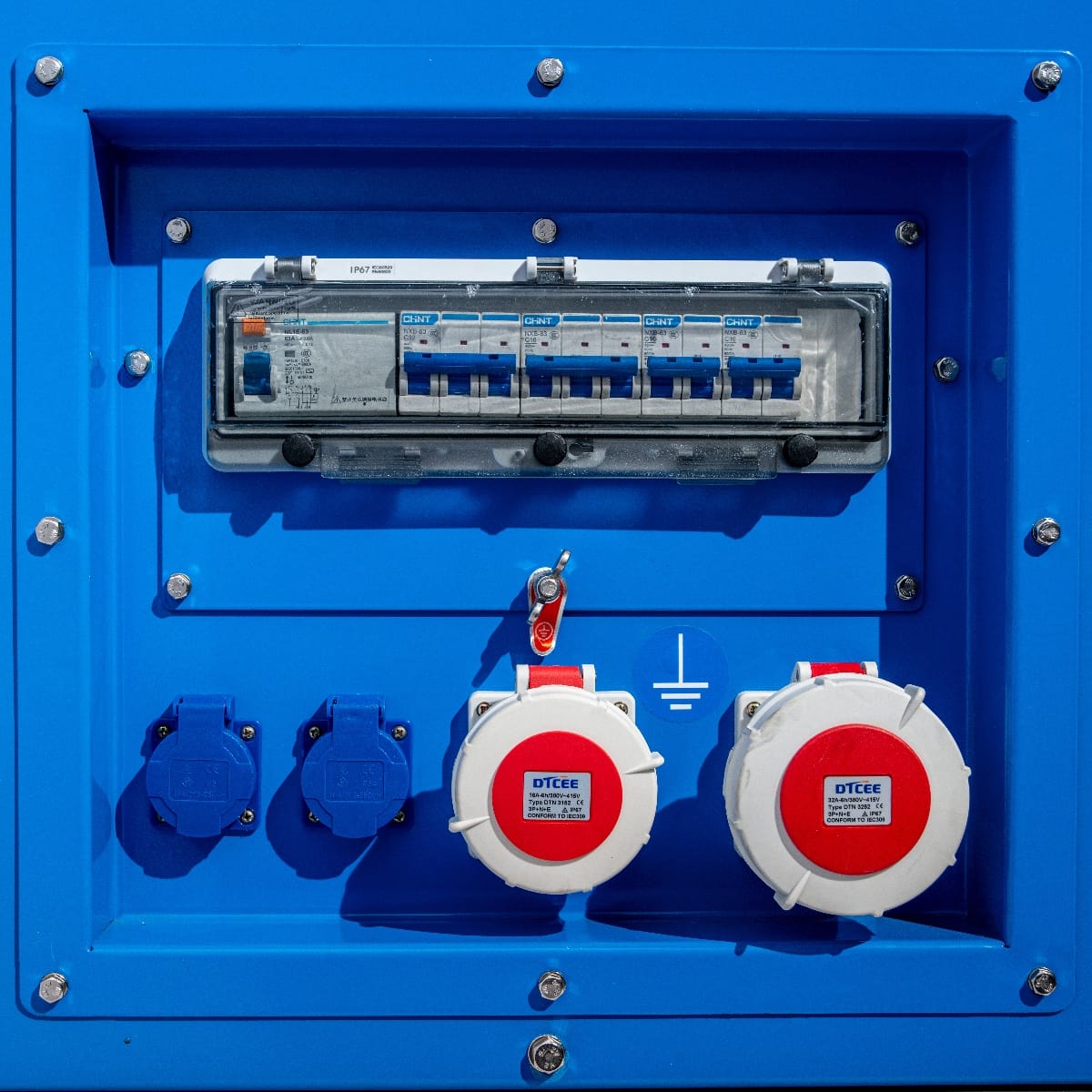 RX-24/30 Stage V Stromgenerator mit blauer Gehäusefarbe, sichtbare Verteilung, Schutzschalter und Anschlussdosen in rot und blau.