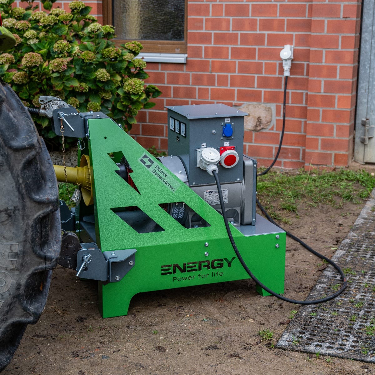 ENERGY Zapfwellengenerator 60kVA / 48kW EY-60TCS-AVR in grün mit technischer Ausstattung und Bedienfeld, angeschlossen an einem Traktor.
