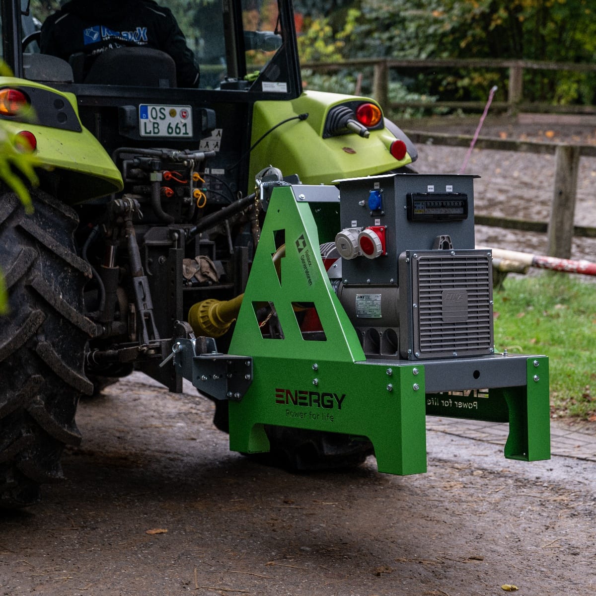 ENERGY Zapfwellengenerator 60kVA / 48kW EY-60TCS-AVR in grün mit Anschluss- und Bedienelementen, befestigt an einem Traktor im Freien.