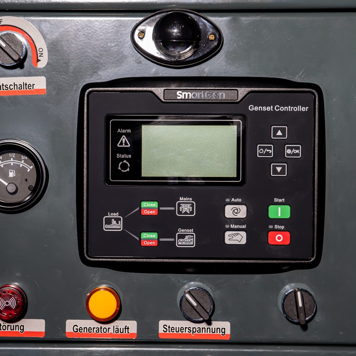 RX-40/50 Stage V Stromgenerator mit digitalem Genset-Controller, Bedienknöpfen und Anzeigen zur Überwachung von Leistung und Status auf grauem Gehäuse.
