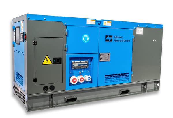 RX-50/62,5 Stage III Stromgenerator in grauer und blauer Farbgestaltung, ausgestattet mit mehreren Anschlüssen und Bedienfeldern auf der Vorderseite.