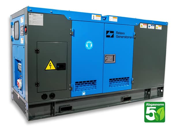 RX-40/50 Stage V Stromgenerator in blau und grau. Sicht auf die Front mit Tür, Bedienfeld und Lüftungsschlitzen. Abgasanlage gemäß Norm 5.