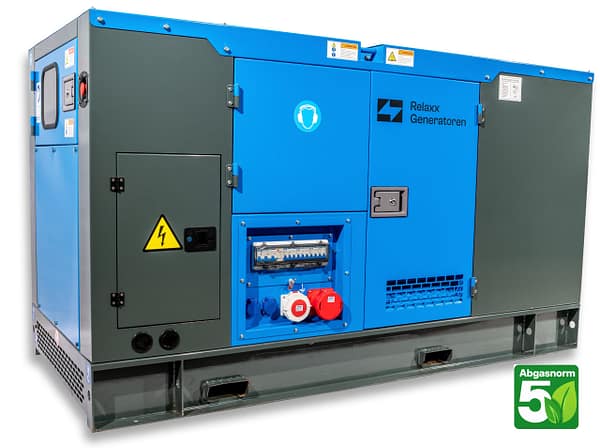 RX-50/62,5 Stage V Stromgenerator in Blau-Grau, mit Bedienfeld, elektrischen Anschlüssen und einem Symbol für Abgasnorm 5 auf der Frontseite.
